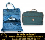 CONJUNTO PARA VIAGEM EXECUTADO EM MATERIAIS, MARCAS, MODELOS, MEDIDAS, FORMATOS, TAMANHOS, UTILIDADES E PROCEDÊNCIAS DIVERSOS, COMPOSTO POR DUAS BOLSAS, SENDO: UMA, PORTA-ROUPAS DOBRÁVEL COM RODÍZIOS, MARCA COSTA, EM TECIDO SINTÉTICO, COR AZUL, COM ALÇAS DE TRANSPORTE, BOLSO FRONTAL COM FECHAMENTO POR ZÍPER E COMPARTIMENTO INFERIOR EXPANSÍVEL, MEDINDO ABERTA 58 X 40 X 20 CM E FECHADA 38 X 40 X 40 CM E UMA EM TECIDO LONADO, COR VERDE COM ACABAMENTOS EM MATERIAL SINTÉTICO, COR MARROM, DOTADA DE ALÇA DE MÃO, ALÇA REMOVÍVEL PARA OMBRO E FECHAMENTO POR ZÍPER, MEDINDO 30 X 45 X 10 CM. TRATA-SE DE PEÇAS SEMINOVAS, PODENDO APRESENTAR SINAIS DE USO, MARCAS DO TEMPO, DESGASTES NATURAIS, PEQUENAS IMPERFEIÇÕES, RESTAUROS, REPAROS E/OU OUTRAS CARACTERÍSTICAS PRÓPRIAS DE SUA NATUREZA, USO E ESTADO DE CONSERVAÇÃO, NÃO SENDO TAIS ASPECTOS, POR SI SÓ, MOTIVO PARA DESCLASSIFICAÇÃO, CANCELAMENTO OU QUESTIONAMENTOS POSTERIORES, DEVENDO O ARREMATANTE CONSIDERAR TAIS CONDIÇÕES PREVIAMENTE À OFERTA E ARREMATAÇÃO. ESCLAREÇA TODAS AS DÚVIDAS ANTES DE EFETUAR SEU LANCE, QUE SERÁ CONSIDERADO IRREVOGÁVEL E IRRETRATÁVEL. CONSULTE PREVIAMENTE OS TERMOS E CONDIÇÕES DISPONÍVEIS NO SITE. CONTATO (21) 98264-3000.