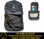 CONJUNTO PARA VIAGEM EXECUTADO EM MATERIAIS, MARCAS, MODELOS, MEDIDAS, FORMATOS, TAMANHOS, UTILIDADES E PROCEDÊNCIAS DIVERSOS, COMPOSTO POR DUAS BOLSAS, SENDO: PORTA-TERNOS (CAPA PARA TRANSPORTE DE TRAJES), MARCA MARINHA DO BRASIL BY UNIMIL EM TECIDO SINTÉTICO, COR PRETA, COM FECHAMENTO POR ZÍPER, BOLSO FRONTAL CIRCULAR, GANCHO INTERNO PARA CABIDE E BRASÃO BORDADO, MEDINDO 90 X 48 X 8 CM E NÉCESSAIRE, MARCA IMAGINARIUM, EM TECIDO SINTÉTICO, COR PRETA, COM GANCHO METÁLICO PARA PENDURAR, FECHAMENTO POR ZÍPER, COMPARTIMENTOS INTERNOS E BOLSO TRANSPARENTE PARA ORGANIZAÇÃO, MEDINDO 23 X 7,5 X 18 CM. TRATA-SE DE PEÇAS SEMINOVAS, PODENDO APRESENTAR SINAIS DE USO, MARCAS DO TEMPO, DESGASTES NATURAIS, PEQUENAS IMPERFEIÇÕES, RESTAUROS, REPAROS E/OU OUTRAS CARACTERÍSTICAS PRÓPRIAS DE SUA NATUREZA, USO E ESTADO DE CONSERVAÇÃO, NÃO SENDO TAIS ASPECTOS, POR SI SÓ, MOTIVO PARA DESCLASSIFICAÇÃO, CANCELAMENTO OU QUESTIONAMENTOS POSTERIORES, DEVENDO O ARREMATANTE CONSIDERAR TAIS CONDIÇÕES PREVIAMENTE À OFERTA E ARREMATAÇÃO. ESCLAREÇA TODAS AS DÚVIDAS ANTES DE EFETUAR SEU LANCE, QUE SERÁ CONSIDERADO IRREVOGÁVEL E IRRETRATÁVEL. CONSULTE PREVIAMENTE OS TERMOS E CONDIÇÕES DISPONÍVEIS NO SITE. CONTATO (21) 98264-3000.