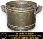 CHAMPANHEIRA EXECUTADA EM METAL LATONADO PATINADO, DE FORMATO CILÍNDRICO, COM DUAS ALÇAS LATERAIS CANELADAS PARA TRANSPORTE, MEDINDO 24 X 44 X 33 CM. APRESENTAM MARCAS DO TEMPO, USO, DESGASTES E/OU IMPERFEIÇÕES COMPATÍVEIS COM SUA UTILIZAÇÃO E ESTADO DE CONSERVAÇÃO, CONFORME FOTOS EXTRAS. ESCLAREÇA TODAS AS DÚVIDAS ANTES DE EFETUAR SEU LANCE, QUE SERÁ CONSIDERADO IRREVOGÁVEL E IRRETRATÁVEL. CONSULTE PREVIAMENTE OS TERMOS E CONDIÇÕES DISPONÍVEIS NO SITE. CONTATO VIA TELEFONE OU WHATSAPP: (21) 98264-3000.