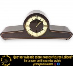 SILCO BY EMPRESA BRASILEIRA DE RELÓGIOS HORA - RELÓGIO DE MESA, TIPO CARRILHÃO, MODELO 176-B-52, CAIXA EXECUTADA EM MADEIRA NOBRE, LATERAIS RECORTADAS, MOSTRADOR CIRCULAR COM TRÊS FUROS PARA CORDA (SINALIZA QUARTO DE HORA, MEIA HORA E HORA CHEIA), NUMERAIS EM ALGARISMOS ROMANOS, ARO E PONTEIROS EM METAL, PROTEÇÃO EM VIDRO BASCULANTE TRANSLÚCIDO, MEDINDO 21 X 52 X 23 CM. ACOMPANHA CHAVE. APRESENTA MARCAS DO TEMPO, USO, DESGASTES E/OU IMPERFEIÇÕES COMPATÍVEIS COM SUA UTILIZAÇÃO E ESTADO DE CONSERVAÇÃO, CONFORME FOTOS EXTRAS. ESCLAREÇA TODAS AS DÚVIDAS ANTES DE EFETUAR SEU LANCE, QUE SERÁ CONSIDERADO IRREVOGÁVEL E IRRETRATÁVEL. CONSULTE PREVIAMENTE OS TERMOS E CONDIÇÕES DISPONÍVEIS NO SITE. CONTATO VIA TELEFONE OU WHATSAPP: (21) 98264-3000.,