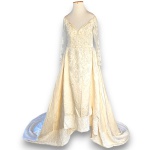 VESTIDO DE NOIVA CONFECCIONADO EM TECIDO ACETINADO REBORDADO COM PEDRARIAS, MIÇANGAS E PÉROLAS SINTÉTICAS; MANGAS EM TULE REBORDADAS COM PEDRARIAS, MIÇANGAS E PÉROLAS SINTÉTICAS; DECOTE, DITO PRINCESA; SAIA EM CAUDA. APRESENTA DESGASTES E MANCHAS DECORRENTES DO TEMPO E/OU USO.