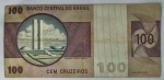 Cédula brasileira de 100 Cruzeiros, apresentando no anverso a efígie de Floriano Peixoto, segundo presidente da República do Brasil, e no reverso representação do Congresso Nacional, em Brasília. Exemplar da série A04609, pertencente à faixa A01359A06309, identificada em catálogo como a variante de marca-d'água colarinho alto. Assinaturas de Mário Henrique Simonsen e Paulo Hortênsio Pereira Lira. Referência internacional Pick P-195Aa.1.