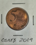Moeda brasileira de 5 Centavos, ano 2019. Emissão especial de circulação produzida pela Royal Dutch Mint, na Holanda, identificada pela pequena letra monetária A localizada próxima ao ano de cunhagem. Foram produzidos 97.280.000 exemplares. Referência CRMB 2019-C-c05A / Amato V-485A.