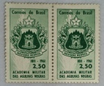 Par horizontal formado por 2 selos comemorativos brasileiros, emitidos em 23 de abril de 1961 em homenagem aos 150 anos da Academia Militar das Agulhas Negras  AMAN (18111961). Exemplares sem obliteração e preservados unidos em par, apresentando pequenos sinais naturais do tempo no verso e estado geral de conservação conforme fotografias.
