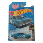 Miniatura Hot Wheels ’64 Chevy Chevelle SS, da série Nightburnerz, número 10/10, em escala aproximada 1/64, produzida pela Mattel. Edição especial com decoração Magnus Walker – Urban Outlaw, carroceria azul, grafismos de competição, número 5 nas laterais e motor supercharger exposto sobre o capô. Modelo integrante da coleção Hot Wheels de 2018, número 247/250 da linha principal. Exemplar apresentado lacrado em sua embalagem original, com eventuais sinais naturais de armazenamento e manuseio na cartela/blister, conforme fotos. Produto exatamente das fotos do anúncio.