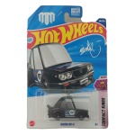 Miniatura Hot Wheels Mazda RX-3, da série Compact Kings, número 8/10, em escala aproximada 1/64, produzida pela Mattel. Versão estilizada do clássico Mazda RX-3, com carroceria preta, decoração Mad Mike Motorsport, grafismos de competição e rodas pretas. Modelo 196/250 da coleção principal Hot Wheels, com visual inspirado nos carros de drift de Mad Mike Whiddett. Exemplar lacrado em sua embalagem original, com eventuais sinais naturais de armazenamento e manuseio na cartela/blister, conforme fotos. Produto exatamente das fotos do anúncio.
