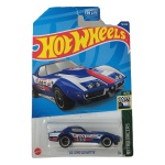Miniatura Hot Wheels ’69 COPO Corvette, da série Retro Racers, número 6/10, em escala aproximada 1/64, produzida pela Mattel. Versão de competição do clássico Chevrolet Corvette 1969, com carroceria azul, faixas brancas e vermelhas, número 69 e diversos grafismos de patrocinadores, incluindo Michelin. Modelo 79/250 da coleção principal Hot Wheels. Exemplar lacrado em sua embalagem original, com sinais de armazenamento e manuseio na cartela/blister, conforme fotos. Produto exatamente das fotos do anúncio.