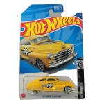 Miniatura Hot Wheels ’47 Chevy Fleetline, lançamento 2022, integrante da série Rod Squad, número 1/5, em escala aproximada 1/64, produzida pela Mattel. Modelo baseado no Chevrolet Fleetline 1947, com carroceria amarela, decoração MOONEYES, faixas laterais pretas e brancas, logotipos Goodyear e Hot Wheels e detalhes cromados. Integra a coleção principal Hot Wheels, sendo o número 155/250 da linha anual. Exemplar lacrado em sua embalagem original, com eventuais sinais de armazenamento e manuseio na cartela, conforme fotos. Produto exatamente das fotos do anúncio.