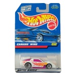 Hot Wheels Camaro Wind – Collector #599, miniatura em metal na escala aproximada 1/64, lançamento de 1998, comemorativo aos 30 anos da Hot Wheels. Modelo com carroceria branca, vidros rosa, detalhes em chamas nas laterais nas cores laranja e rosa e componentes inferiores em acabamento rosa metálico. Exemplar pertencente à linha principal Hot Wheels, identificado na embalagem como Collector #599. Miniatura lacrada em sua embalagem original, apresentando sinais de armazenamento e do tempo na cartela, conforme fotos. Excelente exemplar para colecionadores de Hot Wheels antigos, especialmente modelos dos anos 1990 e da série comemorativa de 30 anos. Produto exatamente das fotos do anúncio.