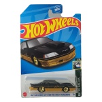 Hot Wheels Matt and Debbie Hay’s 1988 Pro Street Thunderbird, miniatura em metal na escala aproximada 1/64, lançamento 2022, integrante da série Retro Racers, número 5/10 da coleção e 56/250 da linha principal Hot Wheels. Reproduz o Ford Thunderbird 1988 preparado no estilo Pro Street de Matt e Debbie Hay, um dos exemplares mais conhecidos da cena custom americana, com carroceria preta, detalhes dourados, grafismos laterais, grande entrada de ar no capô, aerofólio traseiro e rodas douradas. Modelo oficial licenciado pela Ford e fabricado pela Mattel na Malásia. Miniatura lacrada em sua embalagem original, apresentando sinais de armazenamento na cartela conforme fotos. Excelente peça para colecionadores de Hot Wheels, Ford, Thunderbird e carros customizados americanos. Produto exatamente das fotos do anúncio.