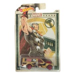 Hot Wheels Time Shifter Marvel Thor, miniatura em metal na escala aproximada 1/64, lançamento 2019, integrante da coleção temática Hot Wheels Marvel, número 5/6 da série. Modelo Time Shifter com decoração inspirada no personagem Thor, apresentando carroceria dourada, interior e rodas em vermelho metálico e grafismos laterais com Thor e o martelo Mjölnir. Produto oficial licenciado pela Marvel, fabricado pela Mattel na Tailândia. Miniatura sem sinais aparentes de uso, mantida na embalagem. A embalagem apresenta defeito de montagem de fábrica, com o blister plástico colado de forma desalinhada/torta sobre a cartela, além de sinais de armazenamento, conforme fotos. Produto exatamente das fotos do anúncio.