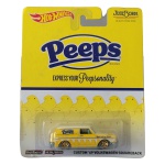Hot Wheels Mattel Custom ’69 Volkswagen Squareback – edição especial Peeps / Just Born, lançamento 2014, escala 1/64. Miniatura em acabamento amarelo e branco com decoração temática Peeps e inscrição `Cruisin’ with my PEEPS`. Versão da linha Nostalgia / Pop Culture Just Born, com construção Metal/Metal e pneus de borracha Real Riders, características da linha Premium. Rodas douradas, interior azul e vidros com tonalidade esverdeada. Código BDR69. Fabricada na Malásia. Produto oficial Mattel, licenciado Volkswagen e Just Born/Peeps. Miniatura em sua embalagem original lacrada, apresentando sinais de armazenamento na cartela, conforme fotos. Produto exatamente das fotos do anúncio.