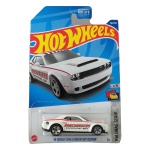 Hot Wheels Mattel ’18 Dodge Challenger SRT Demon – miniatura colecionável em escala 1/64, lançamento 2022, integrante da série HW Drag Strip, nº 4/10 e nº 198/250 da coleção. Versão na cor branca com faixas vermelhas e decoração especial `Original Ramchargers Dodge`, inspirada na tradicional equipe Ramchargers, com inscrições HEMI e Mopar. Carroceria em metal com base plástica, rodas cromadas e interior preto. Código HCV31. Fabricada na Malásia. Miniatura mantida em sua embalagem original lacrada, apresentando sinais de armazenamento e desgaste na cartela, conforme fotos. Produto exatamente das fotos do anúncio.