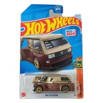 Hot Wheels Mattel VW T3 Custom – miniatura colecionável em escala 1/64, lançamento 2024, sendo a primeira edição deste casting (New Model 2024), integrante da série HW Vans, nº 4/5 e nº 227/250 da coleção. Modelo inspirado na Volkswagen T3, com carroceria customizada nas cores marrom e champagne metálico, decoração de competição com número 79 e logotipos BBS, Sparco e Bilstein, rodas douradas e vidros fumê. Código HRY57. Fabricada na Malásia. Miniatura mantida em sua embalagem original lacrada, apresentando sinais de armazenamento na cartela, conforme fotos. Produto exatamente das fotos do anúncio.