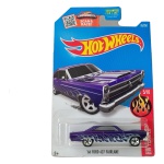 Hot Wheels Mattel ’66 Ford 427 Fairlane – HW Flames – 5/10 – lançamento 2016 – miniatura colecionável em escala 1/64, nº 95/250 da linha principal Hot Wheels. Modelo em roxo metálico com decoração de chamas em tons de prata/cinza nas laterais e rodas cromadas de 5 raios. Referência DHX30. Fabricada na Malásia. Miniatura mantida lacrada em sua embalagem original, apresentando sinais de armazenamento, desgastes e marcas na cartela, conforme fotos. Produto exatamente das fotos do anúncio.