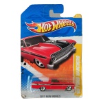 Hot Wheels Mattel ’65 Ford Ranchero – 2011 New Models – miniatura colecionável em escala 1/64, modelo Ford Ranchero 1965 na cor vermelha, com faixas e grafismos em preto, prata e branco, interior cromado e rodas 5-Spoke. Edição de estreia do casting na linha Hot Wheels, integrante da série 2011 New Models, nº 41/50 e 041/244 da coleção anual. Referência T9711. Fabricada na Malásia. Miniatura lacrada em sua embalagem original, com sinais de armazenamento, desgastes, vincos e pequenas avarias na cartela, conforme fotos. Produto exatamente das fotos do anúncio