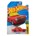 Hot Wheels Mattel – Lotus Cortina – miniatura colecionável em escala 1/64, na cor vermelha com decoração de competição, faixas douradas, número 63 e logotipos Castrol e Team Lotus. Edição 2026, nº 67/250 da coleção principal e nº 3/10 da série HW Euro. Referência JJJ34. Fabricada na Malásia. Miniatura lacrada em sua embalagem original, apresentando sinais de armazenamento na cartela, conforme fotos. Produto exatamente das fotos do anúncio.