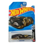 Hot Wheels Mattel – Screamliner – miniatura colecionável em escala 1/64, na cor preta com detalhes dourados e brancos, número 9 nas laterais e acabamento inspirado nos clássicos hot rods. Edição 2026, nº 141/250 da coleção principal e nº 5/10 da série Rod Squad. Código JJJ94. Fabricada na Malásia. Miniatura lacrada em sua embalagem original, apresentando sinais de armazenamento na cartela, conforme fotos. Produto exatamente das fotos do anúncio.