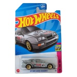 Hot Wheels Mattel – ’87 Ford Sierra Cosworth – miniatura colecionável em escala 1/64, na cor prata metálico, com decoração de competição HW GRFX, número 87, logotipos Castrol e Bilstein, detalhes gráficos em preto e rodas douradas. Lançamento 2023, nº 2/250 da coleção principal e nº 1/10 da série HW: The ’80s. Código HKJ59. Fabricada na Malásia. Miniatura lacrada em sua embalagem original, apresentando sinais de armazenamento na cartela, conforme fotos. Produto exatamente das fotos do anúncio.