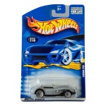 Hot Wheels Mattel – Ferrari 250 – miniatura colecionável em escala 1/64, na cor prata/cinza metálico, Collector nº 218. Lançamento 2001, código 53747. Modelo clássico Ferrari em versão Hot Wheels Mainline, com rodas multirraios prateadas e detalhes característicos. Miniatura lacrada em sua embalagem original, apresentando sinais de armazenamento na cartela e blister, conforme fotos. Produto exatamente das fotos do anúncio.
