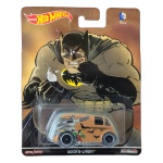 Hot Wheels Mattel  Quick D-Livery  DC Comics Batman & Superman  miniatura colecionável em escala 1/64. Lançamento 2016, integrante da série Pop Culture DC Comics: Batman & Superman, com arte do Batman e Robin inspirada nos quadrinhos de Frank Miller. Acabamento Metal/Metal, com carroceria e base em metal, pneus de borracha Real Riders e rodas com faixa branca. Código DJG95. Fabricada na Tailândia. Miniatura lacrada em sua embalagem original, apresentando sinais de armazenamento na cartela conforme fotos. Produto exatamente das fotos do anúncio.