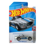 Hot Wheels Mattel – Shelby Cobra 427 S/C – miniatura colecionável em escala 1/64. Lançamento 2024, integrante da série HW Rolling Metal, nº 1/5 e 181/250 da coleção principal. Versão ZAMAC, com carroceria sem pintura em acabamento metálico prateado, faixas azuis e grafismos 427 e Cobra. Código HTB53. Fabricada na Malásia. Miniatura lacrada em sua embalagem original, apresentando sinais de armazenamento na cartela conforme fotos. Produto exatamente das fotos do anúncio.