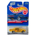 Hot Wheels Mattel – ’70 Plymouth Roadrunner – miniatura colecionável em escala 1/64. Lançamento 1999, integrante da Sugar Rush Series II, nº 1/4 e Collector #969. Carroceria amarela com decoração promocional Nestlé Oh Henry! nas laterais, interior preto e rodas cromadas. Código 21317. Fabricada na Malásia. Miniatura lacrada em sua embalagem original, apresentando sinais de armazenamento na cartela conforme fotos. Produto exatamente das fotos do anúncio.