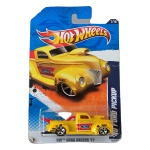 Hot Wheels Mattel – ’40 Ford Pickup – miniatura colecionável em escala 1/64. Edição 2011 da série HW Drag Racers ’11, nº 7/10 e nº 127/244 da coleção anual. Miniatura na cor amarela, com faixas vermelhas e brancas, logotipo Ford nas laterais, grafismos e inscrições de competição. Rodas 5-Spoke, interior vermelho, vidros com tonalidade vermelha e base plástica preta. Código T9834. Fabricada na Malásia. Miniatura lacrada em sua embalagem original, apresentando desgastes, vincos e avarias na cartela conforme fotos. Produto exatamente das fotos do anúncio.