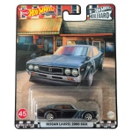 Hot Wheels Premium Mattel – Nissan Laurel 2000 SGX – miniatura colecionável em escala 1/64, integrante da série Boulevard, nº 45, edição 2022. Modelo em tom azul-acinzentado escuro com detalhes em azul, rodas especiais e acabamento detalhado. Construção Metal/Metal, com carroceria e base em metal, e pneus de borracha Real Riders. Código HCR09. Fabricada na Tailândia. Miniatura lacrada em sua embalagem original, apresentando sinais de armazenamento na cartela conforme fotos. Produto exatamente das fotos do anúncio.