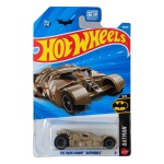 Hot Wheels Mattel – The Dark Knight Batmobile – miniatura colecionável em escala 1/64, inspirada no Batmóvel Tumbler da trilogia Batman: O Cavaleiro das Trevas. Edição 2026, integrante da série Batman, nº 2/5 e nº 51/250 da coleção anual. Miniatura na cor bege/areia com decoração camuflada em tons de marrom, rodas pretas e vidros escurecidos. Código JJJ21. Fabricada na Malásia. Miniatura lacrada em sua embalagem original, apresentando sinais de armazenamento na cartela conforme fotos. Produto exatamente das fotos do anúncio.