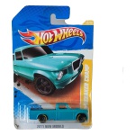 Hot Wheels Mattel – ’63 Studebaker Champ – miniatura colecionável em escala 1/64, edição 2011 da série 2011 New Models, nº 29/50 e nº 29/244 da coleção anual. Modelo inspirado na picape Studebaker Champ 1963, apresentado em sua primeira edição no casting Hot Wheels. Miniatura na cor azul aqua metálico, com interior preto, vidros transparentes, rodas pretas de 5 raios com inscrições Goodyear em amarelo e caçamba com cobertura. Código V0014. Fabricada na Malásia. Miniatura lacrada em sua embalagem original, apresentando sinais de armazenamento na cartela conforme fotos. Produto exatamente das fotos do anúncio.