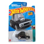 Hot Wheels Mattel – ’70 Dodge Charger Tooned – Fast & Furious / Velozes e Furiosos – miniatura colecionável da linha básica Hot Wheels, edição 2023, nº 153/250 da coleção anual e nº 2/5 da série Tooned. Versão estilizada em proporções `Tooned` do clássico Dodge Charger 1970 de Dominic Toretto, inspirado no carro da franquia Velozes e Furiosos. Modelo New for 2023, ano de estreia deste casting Hot Wheels. Miniatura na cor preta, com motor supercharger cromado exposto, interior cromado, vidros escurecidos e rodas de cinco raios. Código HKG57. Fabricada na Malásia. Miniatura lacrada em sua embalagem original, apresentando sinais de armazenamento na cartela conforme fotos. Produto exatamente das fotos do anúncio.