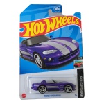 Hot Wheels Mattel – Dodge Viper RT/10 – miniatura colecionável em escala 1/64, edição 2023 da linha HW Roadsters, nº 7/10 da série e 131/250 da coleção principal. Modelo inspirado no clássico esportivo americano Dodge Viper RT/10, apresentado em pintura roxa metalizada com faixas prateadas, interior preto e rodas esportivas. Código HKK11. Fabricada na Malásia. Miniatura lacrada em sua embalagem original, apresentando sinais de armazenamento na cartela conforme fotos. Produto exatamente das fotos do anúncio.