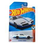Hot Wheels Mattel – ’84 Pontiac Firebird – Muscle Mania 8/10 – Nº 180/250 – miniatura em escala 1/64, na cor branca com faixas azuis e inscrição `TRANS AM` nas laterais, rodas pretas estilo AeroDisc com aro cromado, interior azul e vidros escurecidos. Referência HKK92, integrante da coleção Hot Wheels Mainline 2023. Miniatura lacrada em sua embalagem original. Produto exatamente das fotos do anúncio.