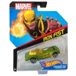 Hot Wheels Mattel – Marvel Character Cars – Iron Fist – DXM11 – 2017 – miniatura colecionável em escala aproximada 1/64, inspirada no personagem Iron Fist da Marvel. Carro em verde metálico com chamas amarelas nas laterais, símbolo do dragão Shou-Lao no capô, interior cromado, para-brisa amarelo translúcido e rodas PR5. Casting lançado em 2017 e produzido somente naquele ano. Miniatura lacrada em sua embalagem original, apresentando sinais de armazenamento e etiqueta/resíduos de etiqueta no verso da cartela, conforme fotos. Fabricado na Tailândia. Produto exatamente das fotos do anúncio.