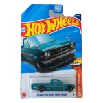 Hot Wheels Mattel – 1975 Datsun Sunny Truck (B120) – HW Hot Trucks 6/10 – nº 93/250 – miniatura colecionável em escala 1/64, com carroceria em azul-petróleo metálico (Metalflake Teal), faixas decorativas vermelha e prateada nas laterais, inscrições `Datsun` e nº 58, interior preto e rodas esportivas. Edição 2025, sendo a estreia deste casting na linha Mainline. Referência HYX36. Fabricada na Malásia. Miniatura lacrada em sua embalagem original, apresentando sinais de armazenamento na cartela, conforme fotos. Produto exatamente das fotos do anúncio.