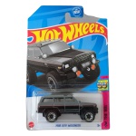 Hot Wheels 1988 Jeep Wagoneer – miniatura colecionável em escala 1/64, edição 2023, pertencente à série HW: The ’80s, número 5/10 e 52/250 na coleção anual. Modelo na cor cinza e preta com detalhes vermelhos, rodas off-road e logotipo Jeep nas laterais. Código HKG86. Fabricada na Malásia. Miniatura lacrada em sua embalagem original, apresentando sinais de armazenamento na cartela, conforme fotos. Produto exatamente das fotos do anúncio.