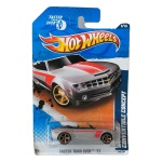 Hot Wheels Camaro Convertible Concept – miniatura colecionável em escala 1/64, edição 2011, pertencente à série Faster Than Ever, número 9/10 e 149/244 na coleção anual. Modelo na cor cinza metálica com faixas vermelhas, rodas especiais Faster Than Ever e eixos niquelados. Código T9856. Fabricada na Malásia. Miniatura lacrada em sua embalagem original, apresentando sinais de armazenamento na cartela, conforme fotos. Produto exatamente das fotos do anúncio.