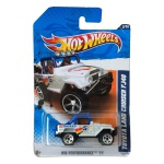 Hot Wheels Mattel, miniatura em escala 1/64 da Toyota Land Cruiser FJ40, edição 2011, integrante da série HW Performance, nº 3/10 e 133/244 da coleção geral. Modelo na cor branca, com decoração de competição em vermelho, amarelo e azul, logotipos BFGoodrich e numeral 5. Código T9840. Miniatura lacrada em sua embalagem original, apresentando sinais do tempo e desgastes na cartela, conforme fotos.