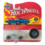 Hot Wheels Mattel Vintage Collection, miniatura Beatnik Bandit, reprodução comemorativa do clássico modelo da era Redline, em escala aproximada 1/64. Modelo com carroceria em acabamento metálico claro, cúpula azul translúcida e rodas estilo Redline. Acompanha Matching Collector’s Button original, em formato de pneu, com ilustração correspondente ao modelo. Código 5714. Fabricado na China. Produto lacrado em sua embalagem original, apresentando sinais do tempo e desgastes na cartela, conforme fotos. Acompanha capa protetora. Produto exatamente das fotos do anúncio.
