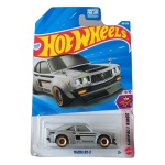 Hot Wheels Mazda RX-3, miniatura em escala 1/64, pertencente à série Compact Kings 5/10, nº 106/250. O modelo apresenta acabamento na cor prata, com gráficos de corrida pretos e vermelhos nas laterais, capô preto com o logo da Bridgestone e rodas douradas exclusivas. Produzido pela Mattel na Malásia. Miniatura lacrada em sua embalagem original, em excelente estado de conservação. Produto exatamente das fotos do anúncio.