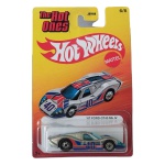 Hot Wheels `67 Ford GT40 Mk.IV, miniatura em escala 1/64, pertencente à edição comemorativa `The Hot Ones` (Série 6/8), código JBY68. O modelo apresenta acabamento em prata metálico, com gráficos de corrida clássicos nas cores azul e vermelho, e ostenta o número `40` nas laterais e no capô. Possui rodas `Hot Ones` (OH5) cromadas e interior azul. Produzido pela Mattel na Malásia. Miniatura lacrada em sua embalagem original, em excelente estado de conservação. Produto exatamente das fotos do anúncio.