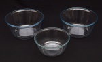 Conjunto de 03 bowls em vidro translucido. Med: Maior 21cm diâmetro / Menor 18cm diâmetro (02 com bicados)