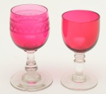 Lote composto de 2 taças em cristal na cor rosé. 1 taça apresenta bicado na base. Altura: 10 / 11cm.