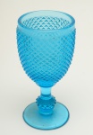 Taça em vidro na cor azul, com lapidação dita bico de jaca. Altura: 15,5cm.