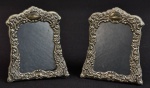 Par de porta retratos ingleses, século XX, estilo vitoriano em prata cinzelada com treliças e acantos, contrastes de origem, leão rampante, letra, data e punção do prateiro. Fundo em veludo. Medidas: 13 x 11cm.