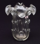 Vaso bulicante estilo art deco em vidro murano translúcido, corpo decorado com escamados, borda revirada. Altura: 24cm.