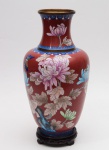 Grande vaso em cloisonne na cor coral, com decoração floral. Acompanha peanha em madeira para exposição. Altura do vaso: 39cm.