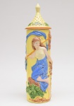 Potiche em porcelana esmaltada e vitrificada, com decoração em alto relevo representando pescadora. Altura: 45cm.