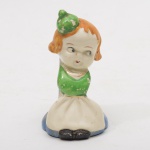 Antigo porta guardanapos em porcelana japonesa, no formato de boneca. Medidas: 11 x 6 x 8cm.